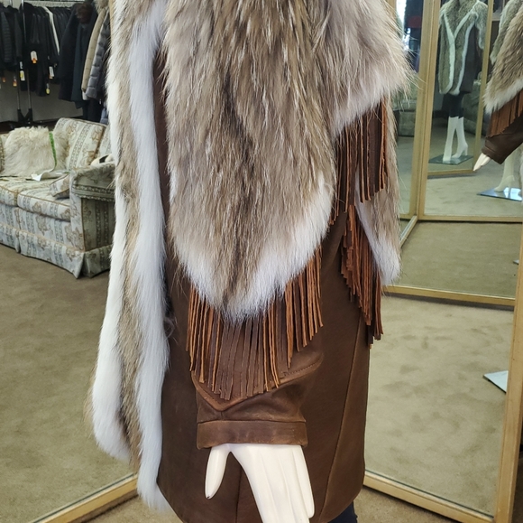 Raccoon Fur, Fox Fur, and Leather Stroller - Picture 5 of 7